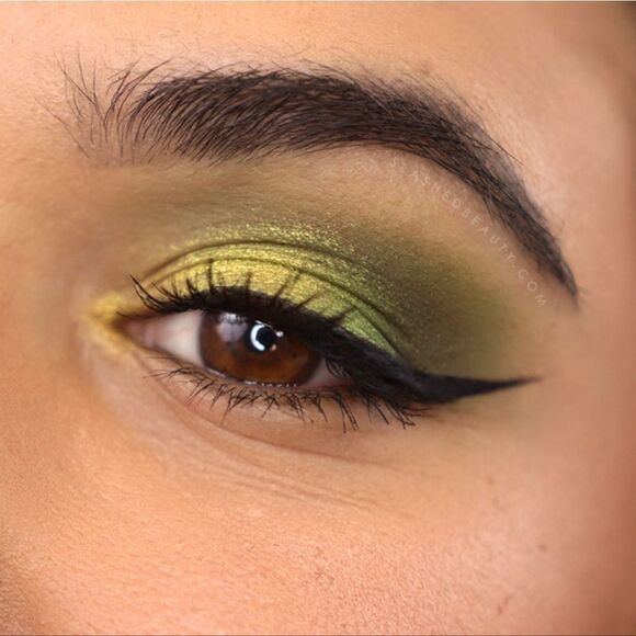 MAC Mo Money Mo Problems Eyeshadow (Warm Medium Olive/Army Green) - Picture 8 of 15